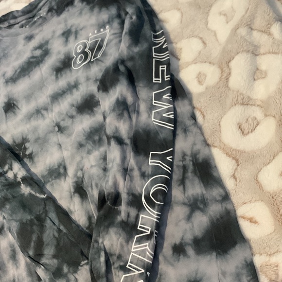 never wore once. i got it without trying it on and it ended up not fitting - Picture 3 of 4